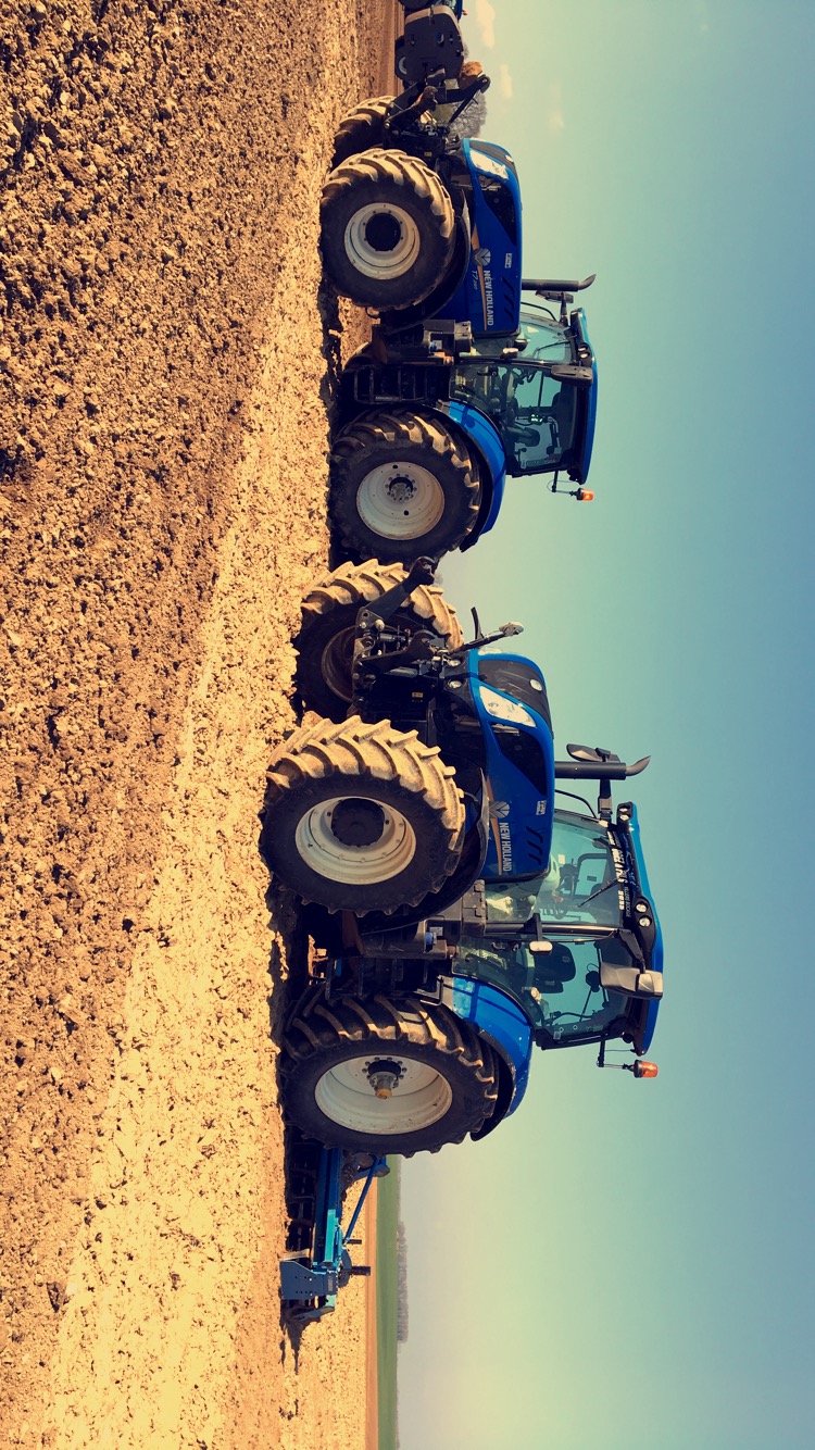 Tracteur NewHollande dans ferme agricole à Rubempré. Delaporte